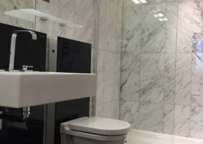 bathroom-shower-calacatta-marble-nero-marquina-flooring