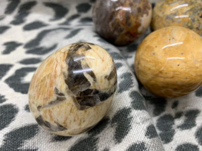 quartz-in-feldspar-decorative-egg