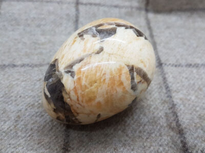 quartz-in-feldspar-decorative-egg